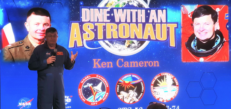 Astronaut Ken Cameron w&auml;hrend seiner Pr&auml;sentation